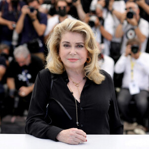 Catherine Deneuve au photocall du film De son vivant (Hors compétition) lors du 74ème festival international du film de Cannes © Borde / Jacovides / Moreau / Bestimage 