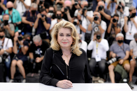 Catherine Deneuve au photocall du film De son vivant (Hors compétition) lors du 74ème festival international du film de Cannes © Borde / Jacovides / Moreau / Bestimage 