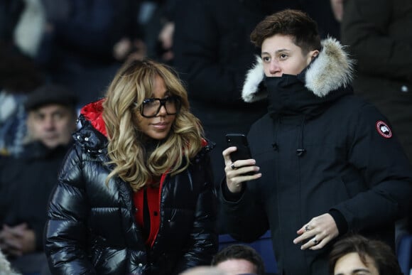 Cathy Guetta, son fils Tim dans les tribunes du match de football PSG - Guingamp (9-0) au Parc des Princes à Paris le 19 janvier 2019.