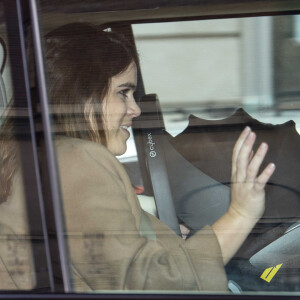 La princesse Eugénie d'York et son mari Jack Brooksbank avec leur fils quittent l'hôpital de Portland, Royaume Uni, le 12 février 2021.