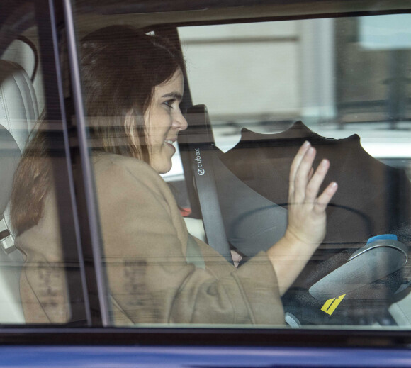 La princesse Eugénie d'York et son mari Jack Brooksbank avec leur fils quittent l'hôpital de Portland, Royaume Uni, le 12 février 2021.