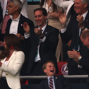 Le prince William, son épouse Kate Middleton et leur fils aîné le prince George lors de la finale de l'Euro 2020 au stade Wembley, à Londres, le 11 juillet 2021.