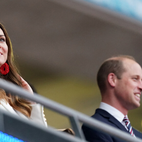 Le prince William, son épouse Kate Middleton et leur fils aîné le prince George lors de la finale de l'Euro 2020 au stade Wembley, à Londres, le 11 juillet 2021.
