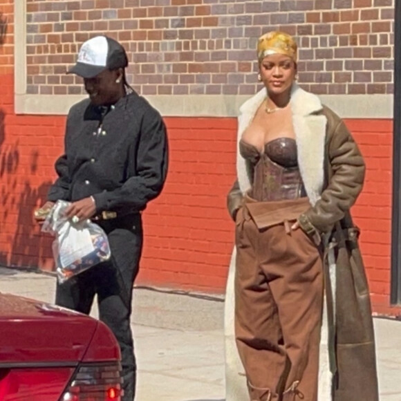 Rihanna et son compagnon A$AP Rocky tournent un clip à New York, le 10 juillet 2021.