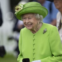 Elizabeth II : Look fluo, perles et diamants... Nouvelle apparition aveuglante !