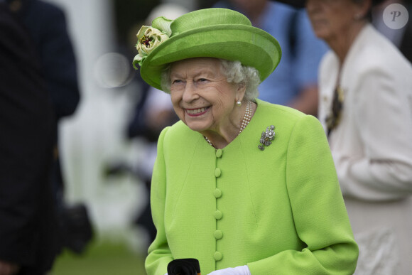 La reine Elisabeth II d'Angleterre assiste à la Cup Final du Guards Polo Club, de la parade et de la présentation du British Driving Society à Windsor.