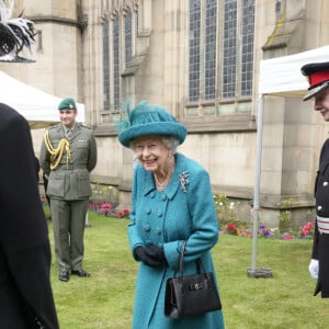 La reine Elisabeth II d'Angleterre rencontre les membres du clergé de Manchester après leur soutien pendant l'épidémie de coronavirus (Covid-19), le 8 juillet 2021.