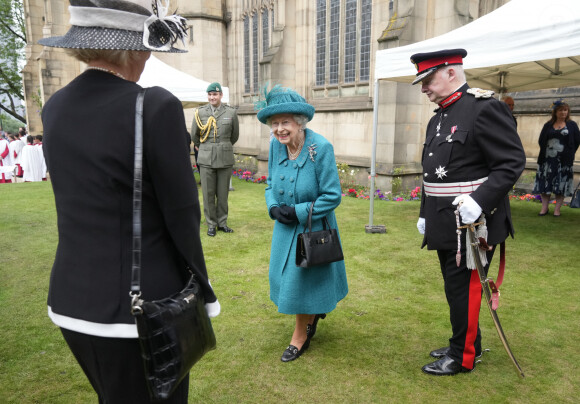 La reine Elisabeth II d'Angleterre rencontre les membres du clergé de Manchester après leur soutien pendant l'épidémie de coronavirus (Covid-19), le 8 juillet 2021.