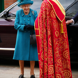 La reine Elisabeth II d'Angleterre rencontre les membres du clergé de Manchester après leur soutien pendant l'épidémie de coronavirus (Covid-19), le 8 juillet 2021.