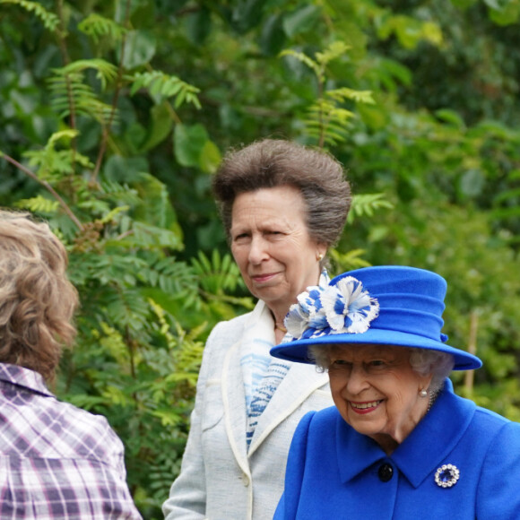 La reine Elisabeth II d'Angleterre et la princesse Anne visitent l'association "Children's Wood Project" à Glasgow, le 30 juin 2021. Cette visite s'inscrit dans le cadre de la semaine consacrée à l'Ecosse par la souveraine.