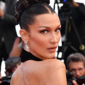 Bella Hadid lors de la montée des marches du film " Annette " lors de la cérémonie d'ouverture du 74ème Festival International du Film de Cannes. Le 6 juillet 2021 © Rachid Bellak / Bestimage 