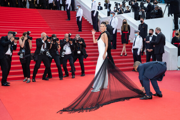 Bella Hadid - Montée des marches du film " Annette " lors de la cérémonie d'ouverture du 74ème Festival International du Film de Cannes. Le 6 juillet 2021 © Borde-Jacovides-Moreau / Bestimage 