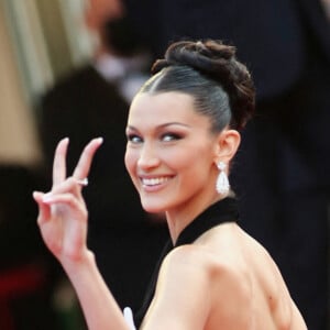 Bella Hadid - Montée des marches du film " Annette " lors de la cérémonie d'ouverture du 74ème Festival International du Film de Cannes. Le 6 juillet 2021 © Borde-Jacovides-Moreau / Bestimage 