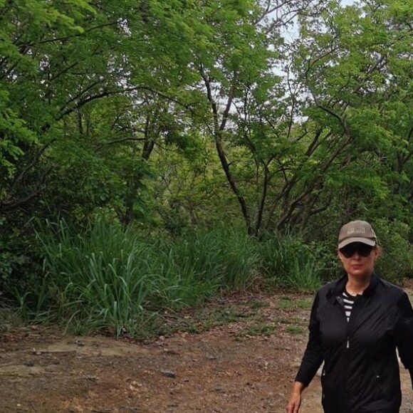 Valérie Trierweiler en pleine randonnée en Martinique. Juillet 2021