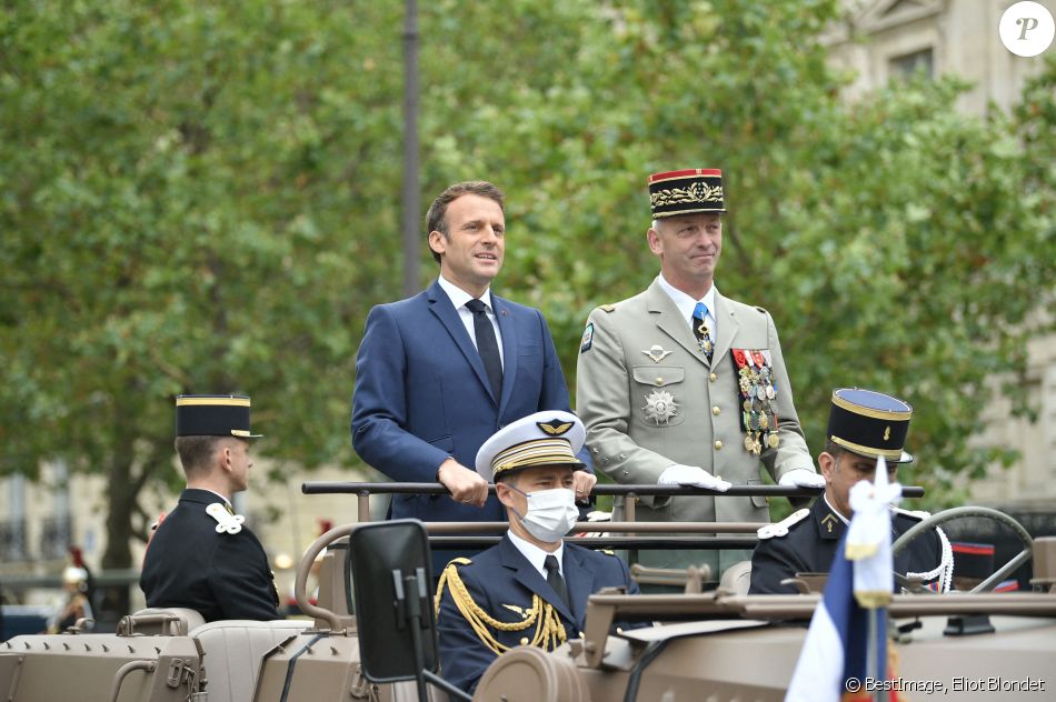 Le président de la République française, Emmanuel Macron et le général François Lecointre, chef d'État-Major des armées lors de la cérémonie du 14 juillet sur l'avenue des Champs-Élysées à Paris, France, le 14 juillet 2021. © Eliot Blondet/Pool/Bestimage