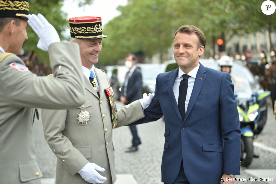Le général Christophe Abad, gouverneur militaire de Paris, le général François Lecointre, chef d'État-Major des armées et le président de la République française, Emmanuel Macron lors de la cérémonie du 14 juillet sur l'avenue des Champs-Élysées à Paris, France, le 14 juillet 2021. © Eliot Blondet/Pool/Bestimage