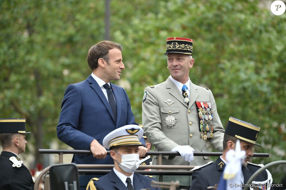 Le président de la République française, Emmanuel Macron et le général François Lecointre, chef d'État-Major des armées lors de la cérémonie du 14 juillet sur l'avenue des Champs-Élysées à Paris, France, le 14 juillet 2021. © Eliot Blondet/Pool/Bestimage