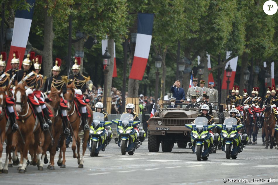 Le président de la République française, Emmanuel Macron et le général François Lecointre, chef d'État-Major des armées lors de la cérémonie du 14 juillet sur l'avenue des Champs-Élysées à Paris, France, le 14 juillet 2021. © Eliot Blondet/Pool/Bestimage