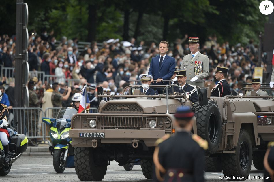 Le président de la République française, Emmanuel Macron et le général François Lecointre, chef d'État-Major des armées lors de la cérémonie du 14 juillet sur l'avenue des Champs-Élysées à Paris, France, le 14 juillet 2021. © Eliot Blondet/Pool/Bestimage