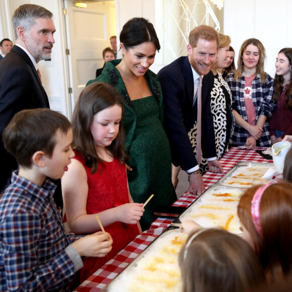 Meghan Markle la duchesse de Sussex (enceinte de son fils Archie) et le prince Harry, duc de Sussex, assistent à une activité jeunesse le Jour du Commonwealth à la Maison du Canada le 11 mars 2019 à Londres