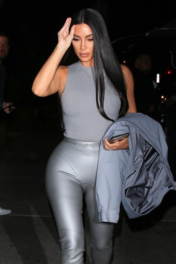 Kim Kardashian arrive à l'inauguration du "Dreams Gallery" à Los Angeles le 16 novembre 2018