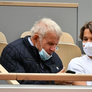 Patrick Poivre D'Arvor et son petit fils Jérémylors des internationaux de tennis de Roland Garros à Paris le 8 Octobre 2020 © Chryslene Caillaud / Panoramic / Bestimage