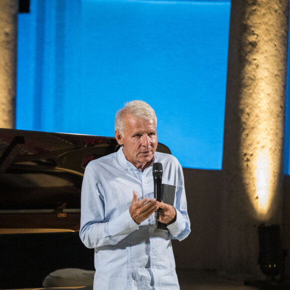 Patrick Poivre d'Arvor - Festival de Ramatuelle le 30 juillet 2020. Chopin, l'Âme Déchirée Patrick Poivre d'Arvor, Récitant Jean-Philippe Collard, Piano De Ronsard à Apollinaire, de Verlaine à Eluard, Patrick Poivre d'Arvor livre ses émotions, loin des évocations historiques, pour ne retenir que d'intemporelles pensées, se souvenir d'élans fiévreux et raconter des rêves ou des ruptures. © Cyril Bruneau / Festival de Ramatuelle / Bestimage 