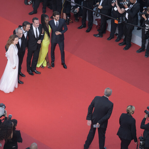 Natacha Lindinger, Jean-François Halin, Nicolas Bedos, Jean Dujardin, Fatou N'Diaye, Pierre Niney - Montée des marches du film " OSS 117 : Alerte rouge en Afrique Noire " lors du 74ème Festival International du Film de Cannes. Le 17 juillet 2021  Red carpet for the movie " OSS 117 : Alerte rouge en Afriqu