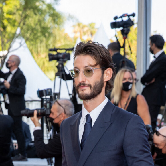 Pierre Niney - Montée des marches du film " OSS 117 : Alerte rouge en Afrique Noire " lors du 74ème Festival International du Film de Cannes. Le 17 juillet 2021 © Borde-Jacovides-Moreau / Bestimage