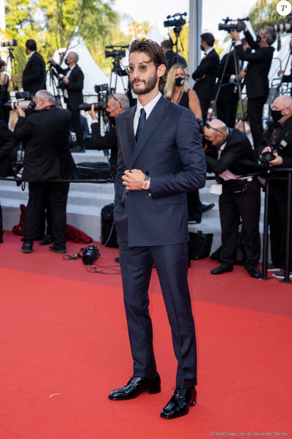 Pierre Niney Montee Des Marches Du Film Oss 117 Alerte Rouge En Afrique Noire Lors Du 74eme Festival International Du Film De Cannes Le 17 Juillet 2021 C Purepeople