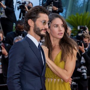 Pierre Niney et sa compagne Natasha Andrews - Montée des marches du film " OSS 117 : Alerte rouge en Afrique Noire " lors du 74ème Festival International du Film de Cannes. © Borde-Jacovides-Moreau / Bestimage