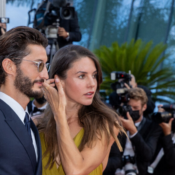 Pierre Niney et sa compagne Natasha Andrews - Montée des marches du film " OSS 117 : Alerte rouge en Afrique Noire " lors du 74ème Festival International du Film de Cannes. Le 17 juillet 2021 © Borde-Jacovides-Moreau / Bestimage