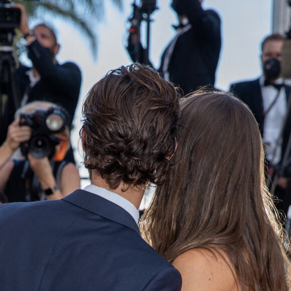 Pierre Niney et sa compagne Natasha Andrews - Montée des marches du film " OSS 117 : Alerte rouge en Afrique Noire " lors du 74ème Festival International du Film de Cannes. Le 17 juillet 2021 © Borde-Jacovides-Moreau / Bestimage