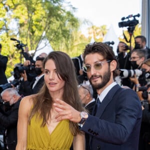 Pierre Niney et sa compagne Natasha Andrews - Montée des marches du film " OSS 117 : Alerte rouge en Afrique Noire " lors du 74ème Festival International du Film de Cannes. Le 17 juillet 2021 © Borde-Jacovides-Moreau / Bestimage