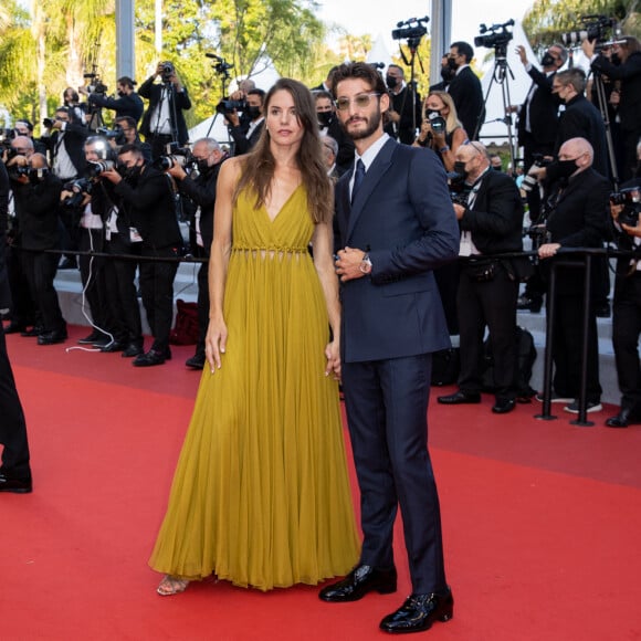 Pierre Niney et sa compagne Natasha Andrews - Montée des marches du film " OSS 117 : Alerte rouge en Afrique Noire " lors du 74ème Festival International du Film de Cannes. Le 17 juillet 2021 © Borde-Jacovides-Moreau / Bestimage