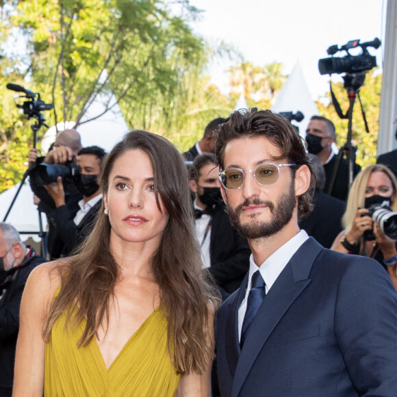 Pierre Niney et sa compagne Natasha Andrews - Montée des marches du film " OSS 117 : Alerte rouge en Afrique Noire " lors du 74ème Festival International du Film de Cannes. Le 17 juillet 2021 © Borde-Jacovides-Moreau / Bestimage