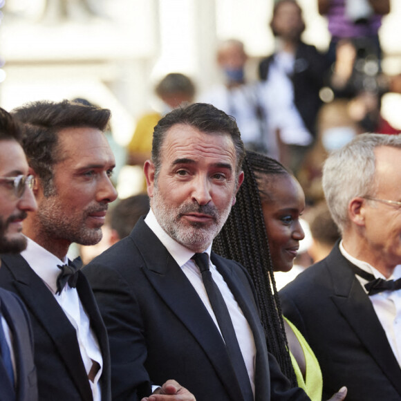 Natacha Lindinger, Pierre Niney, Nicolas Bedos, Jean Dujardin, Fatou N'Diaye, Jean-François Halin - Montée des marches du film " OSS 117 : Alerte rouge en Afrique Noire " lors du 74ème Festival International du Film de Cannes. Le 17 juillet 2021 © Borde-Jacovides-Moreau / Bestimage