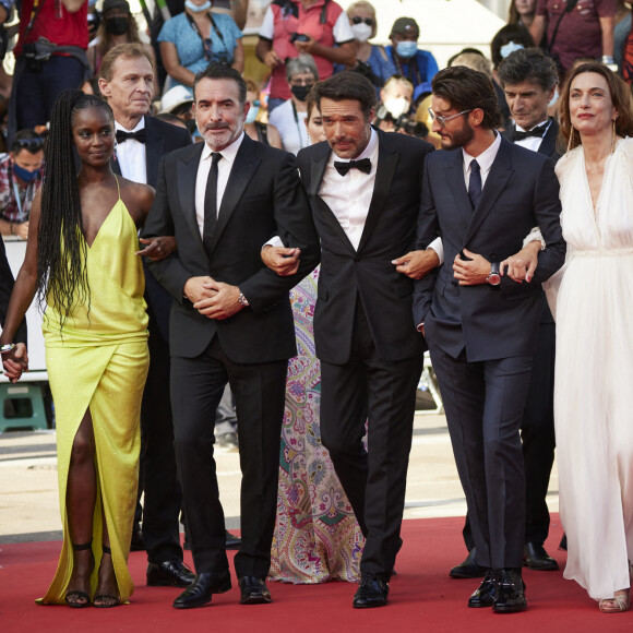Jean-François Halin, Fatou N'Diaye, Jean Dujardin, Nicolas Bedos, Pierre Niney, Natacha Lindinger - Montée des marches du film " OSS 117 : Alerte rouge en Afrique Noire " lors du 74ème Festival International du Film de Cannes. Le 17 juillet 2021 © Borde-Jacovides-Moreau / Bestimage
