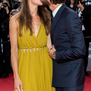 Pierre Niney et sa compagne Natasha Andrews - Montée des marches du film " OSS 117 : Alerte rouge en Afrique Noire " lors du 74ème Festival International du Film de Cannes. Le 17 juillet 2021 © Borde-Jacovides-Moreau / Bestimage