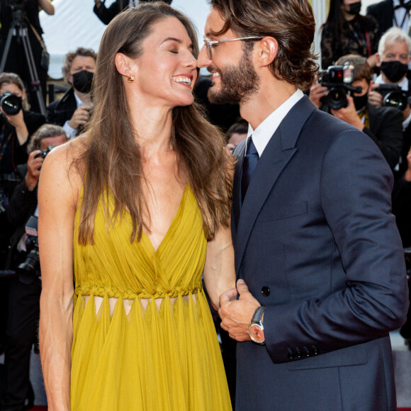 Pierre Niney et sa compagne Natasha Andrews - Montée des marches du film " OSS 117 : Alerte rouge en Afrique Noire " lors du 74ème Festival International du Film de Cannes. Le 17 juillet 2021 © Borde-Jacovides-Moreau / Bestimage