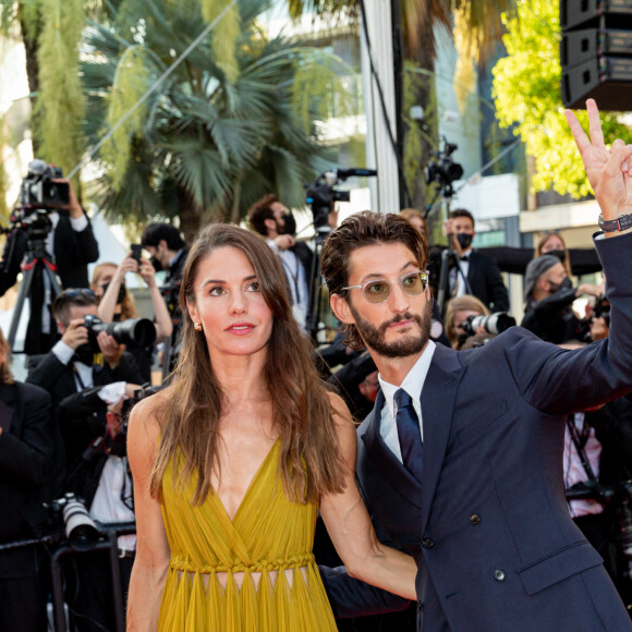 Pierre Niney et sa compagne Natasha Andrews - Montée des marches du film " OSS 117 : Alerte rouge en Afrique Noire " lors du 74ème Festival International du Film de Cannes. Le 17 juillet 2021 © Borde-Jacovides-Moreau / Bestimage