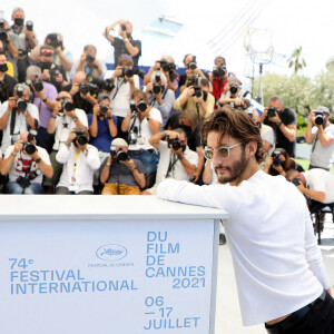 Pierre Niney au photocall du film Oss 117 : Alerte Rouge En Afrique Noire lors du 74ème festival international du film de Cannes le 17 juillet 2021 © Borde / Jacovides / Moreau / Bestimage