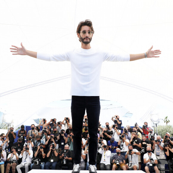 Pierre Niney au photocall du film Oss 117 : Alerte Rouge En Afrique Noire lors du 74ème festival international du film de Cannes le 17 juillet 2021 © Borde / Jacovides / Moreau / Bestimage