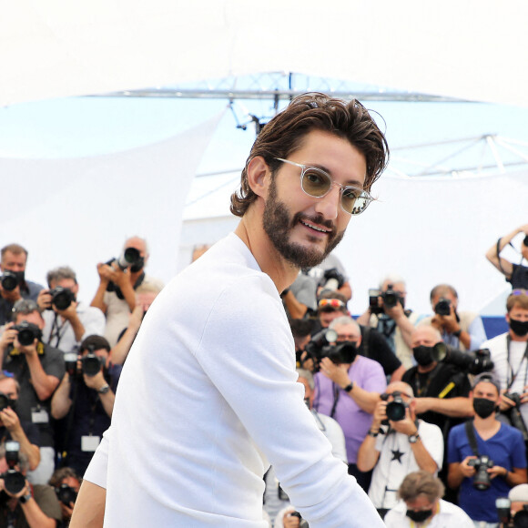 Pierre Niney au photocall du film Oss 117 : Alerte Rouge En Afrique Noire lors du 74ème festival international du film de Cannes le 17 juillet 2021 © Borde / Jacovides / Moreau / Bestimage