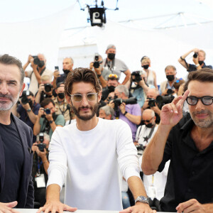 Jean Dujardin, Pierre Niney, Nicolas Bedos (réalisateur) au photocall du film Oss 117 : Alerte Rouge En Afrique Noire lors du 74ème festival international du film de Cannes le 17 juillet 2021 © Borde / Jacovides / Moreau / Bestimage