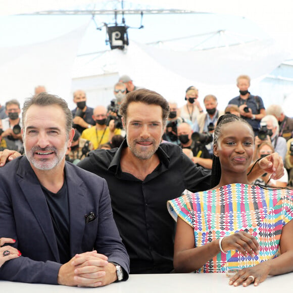 Natacha Lindinger, Jean Dujardin, Nicolas Bedos (réalisateur), Fatou N'Diaye, Pierre Niney au photocall du film Oss 117 : Alerte Rouge En Afrique Noire lors du 74ème festival international du film de Cannes le 17 juillet 2021 © Borde / Jacovides / Moreau / Bestimage