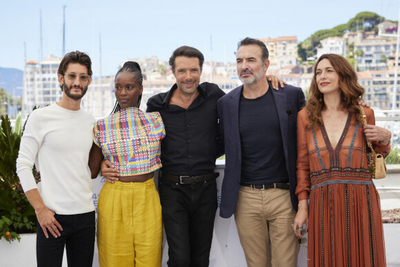 Pierre Niney, Fatou N'Diaye, Nicolas Bedos (réalisateur), Jean Dujardin, Natacha Lindinger au photocall du film Oss 117 : Alerte Rouge En Afrique Noire lors du 74ème festival international du film de Cannes le 17 juillet 2021 © Borde / Jacovides / Moreau / Bestimage