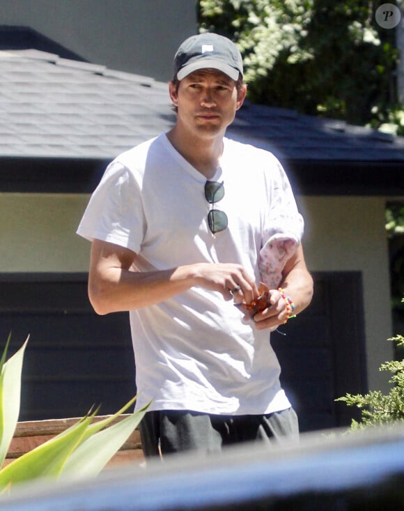 Ashton Kutcher et sa femme Mila Kunis sont allés acheter des boissons à emporter avant de se rendre chez des amis avec leur fille Wyatt Isabelle Kutcher à Los Angeles, le 12 juin 2021.