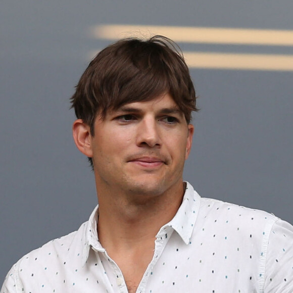 Ashton Kutcher assiste à la victoire de l'Allemagne sur le Brésil lors de la coupe du monde de football à Belo Horizonte au Brésil le 8 juillet 2014.