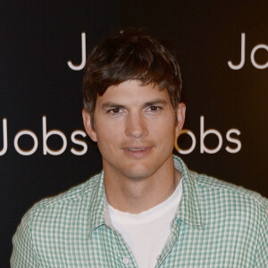 Ashton Kutcher pose lors du photocall du film "Jobs" a Paris le 1er juillet 2013.